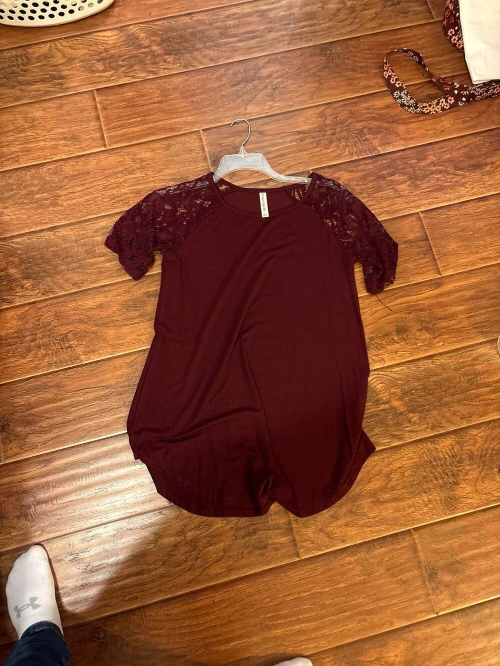 Zenana Signature Women's Maroon Raglan Lace Short Sleeve Tunic Top